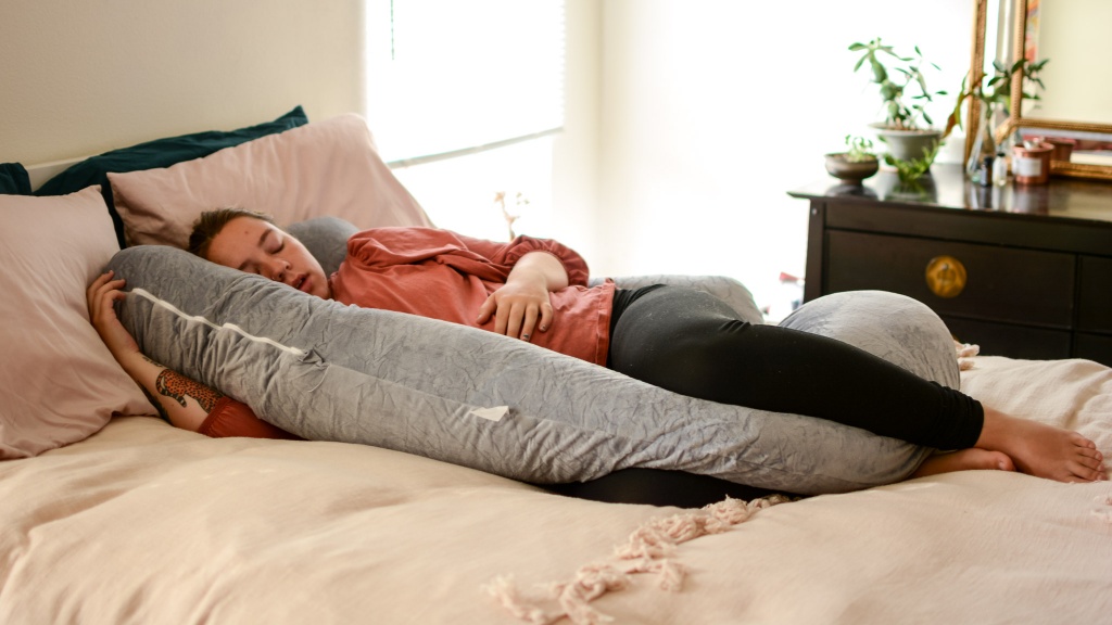 The Best Pregnancy Pillows, as Tested by a Pregnant Wellness Editor - CNET