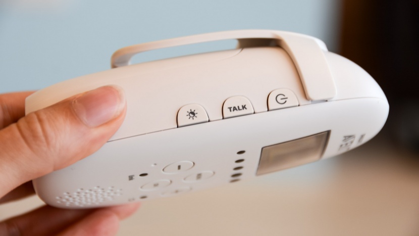 philips avent dect scd720/86 - the talk to baby feature on the scd720/86 is on the side of the...