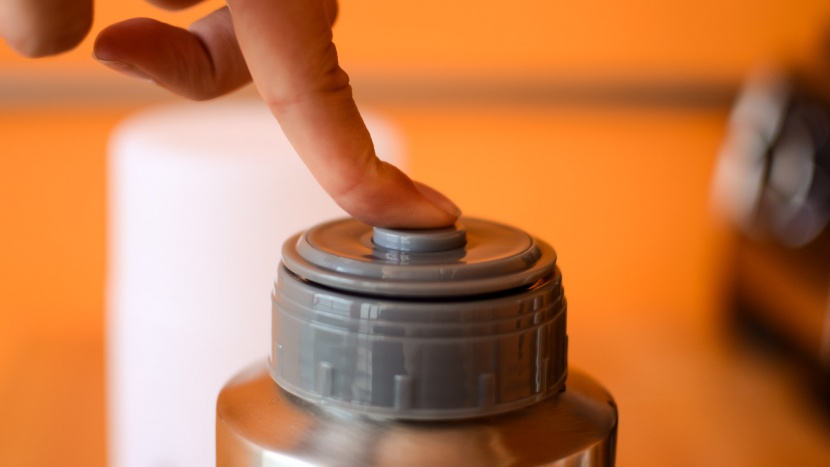 the button closure on the lid of the beaker ensures a tight seal to...
