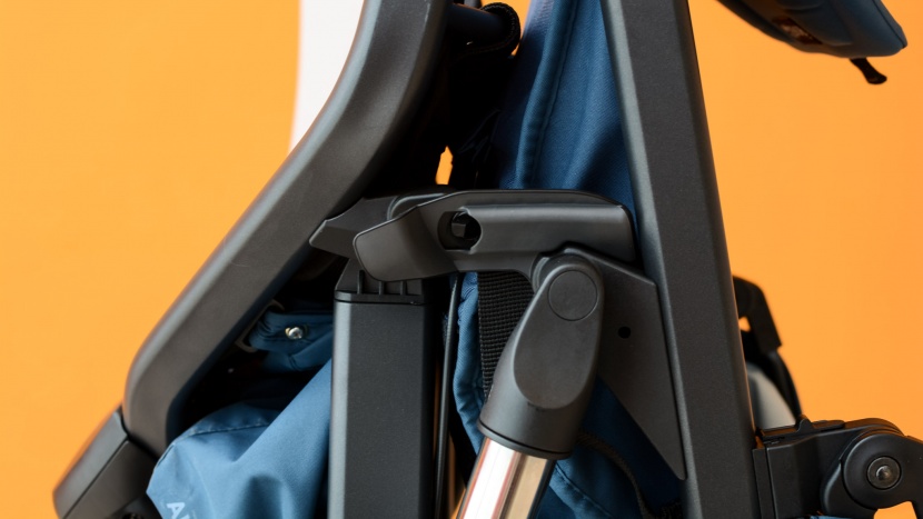 the bob can lock in place when folded.