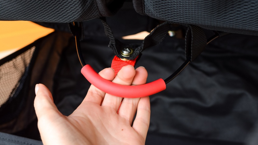 bob revolution flex 3.0 duallie - the 3.0 duallie folds sort of in half with the pull of the handle...