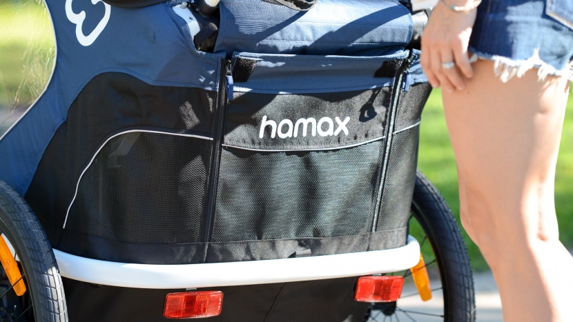 hamax outback - the hamax storage pocket has a zippered closure.