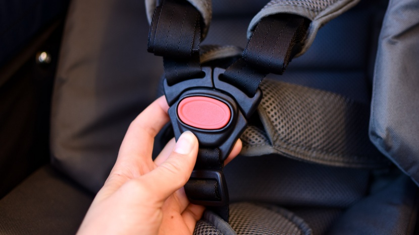 hamax outback - the hamax has a 5-point harness and nesting buckle that requires to...