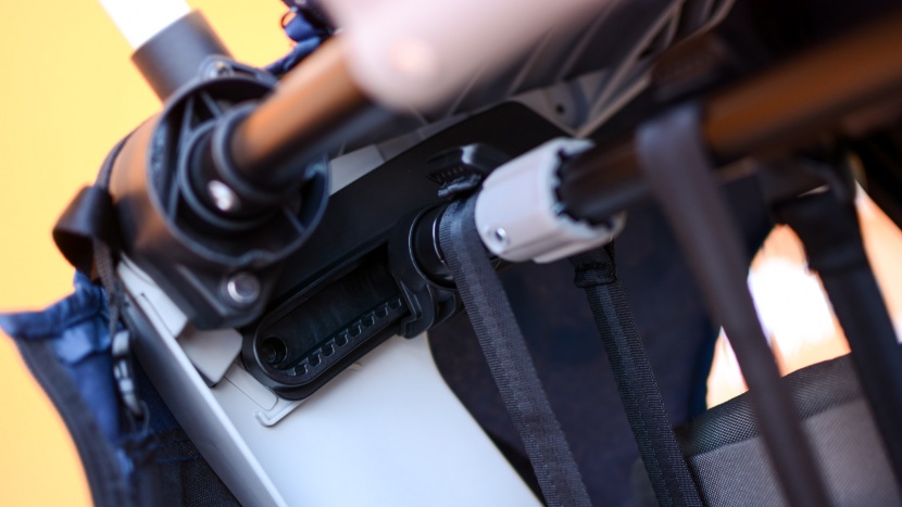 hamax outback - the hamax seats recline as one with a rolling mechanism near the top...