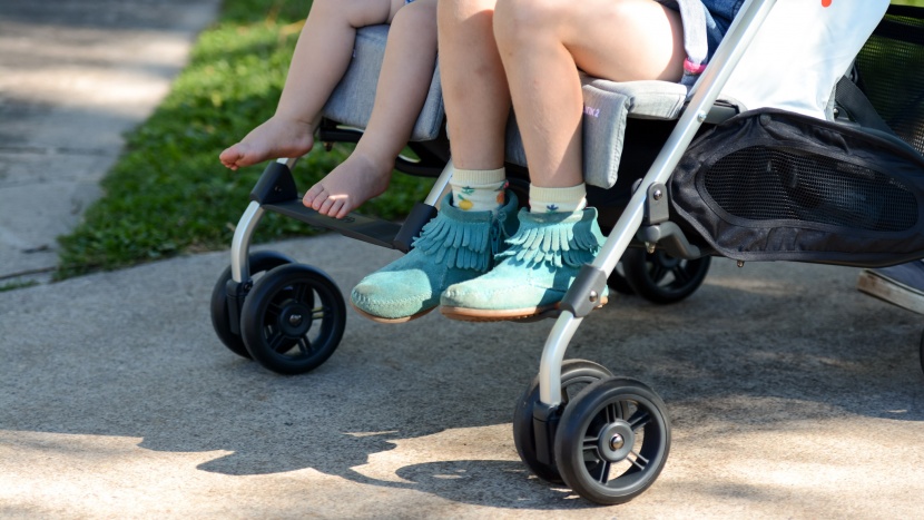 double travel stroller - the dual wheel on one leg design of the g-link 2 negatively impacts...