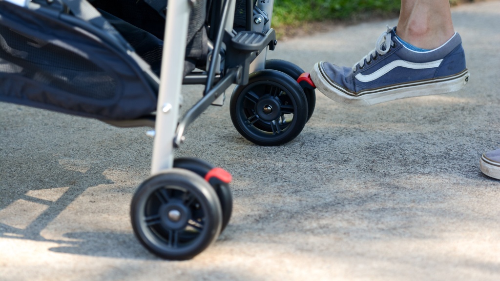 uppababy g-link 2 - the dual wheel design on the g-link 2 is not our favorite and the...