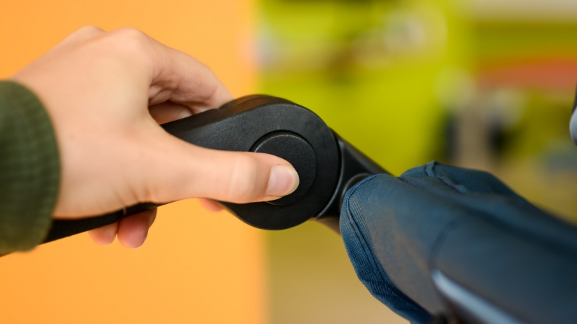 bob alterrain pro - the handlebar on the pro is adjustable to best suit the height of...