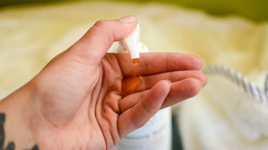 baby shampoo - although not a deal-breaker, we suggest selecting a top that is easy...