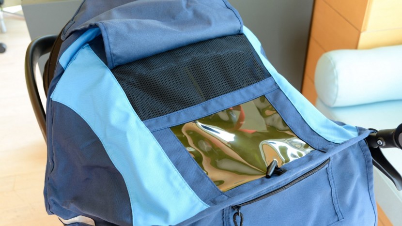 bob revolution flex 3.0 combo - the canopy on the revolution 3.0 has a smaller peek-a-boo window...