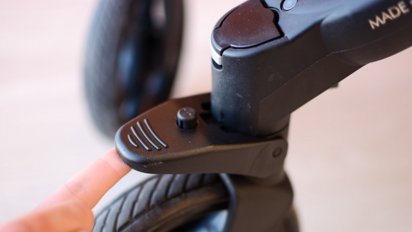 peg perego booklet 50 combo - the front wheels on the booklet 50 lock in place to avoid spinning...