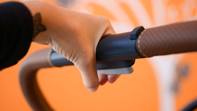 uppababy cruz v2 combo - the handlebar on the cruz v2 is adjustable with the push of a button...