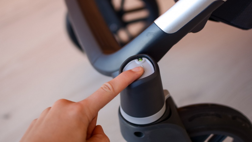 uppababy vista v2 combo - the front wheels on the vista can lock in place to help you move...