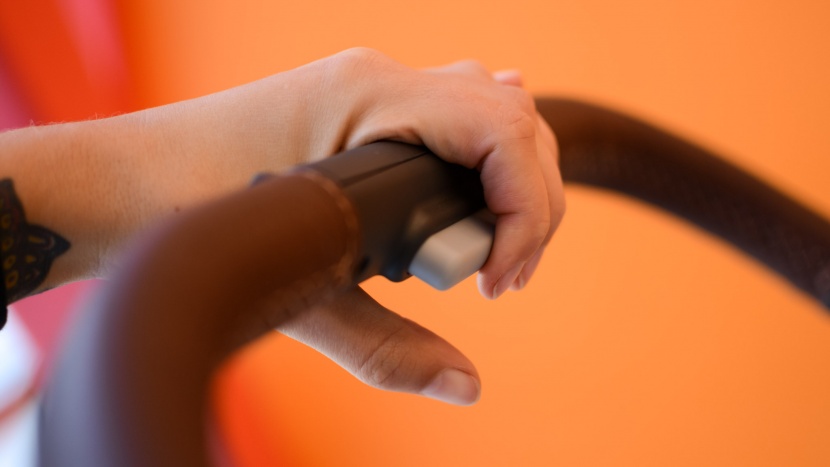 uppababy vista v2 combo - the handlebar on the vista v2 adjusts with the push of a button.