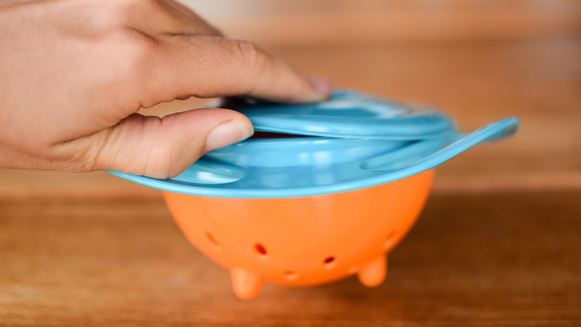 snack catcher - although the liangting is not meant to be completely spill-proof...