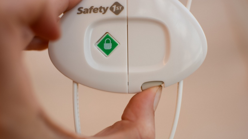 the safety 1st lock has a color coded indicator so you can see if it...