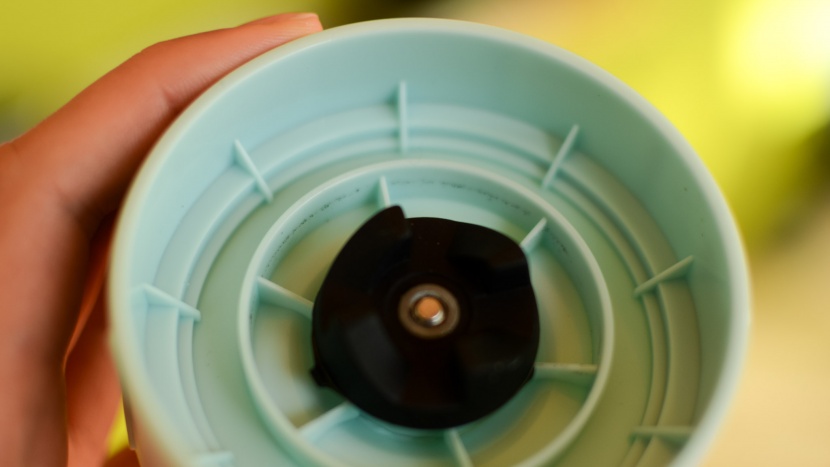nutribullet baby - photograph of the black residue underneath the extractor blade...