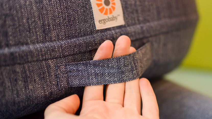 ergobaby natural curve - the simple carry handle on the natural curve makes it much easier to...