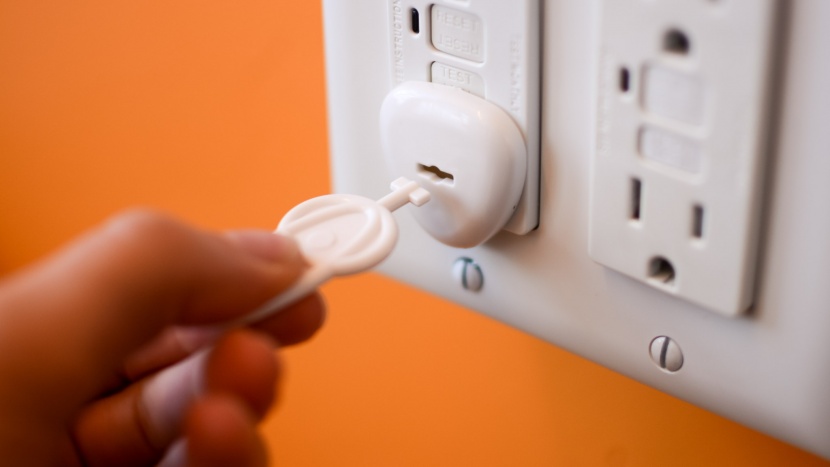 babyproofing kit - outlet covers that require keys are harder to remove for parents and...
