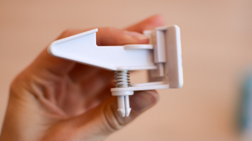 the inaya child proofing kit includes the pressure style cabinet...