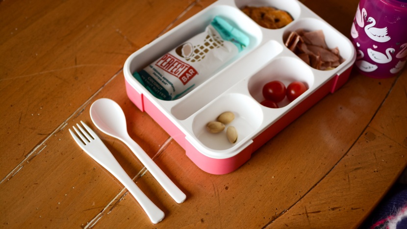 kids lunch box - the kinsho 6 compartment bento box comes with a set of two...