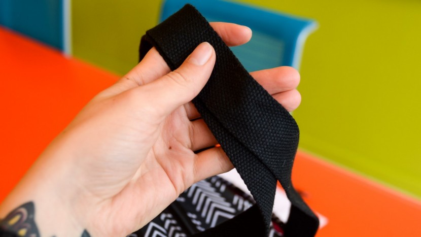 the tote/shoulder handles on the kelly ar canvas and not padded...