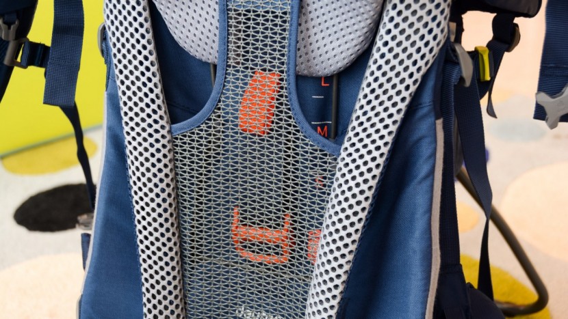 deuter kid comfort pro - both hands are required to change the torso length on the pro and it...