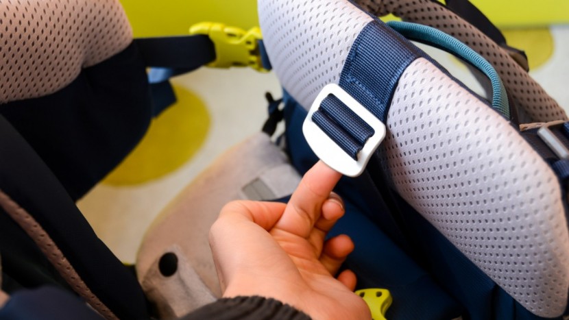 the child seat can be raised and lowered using the adjustment point...