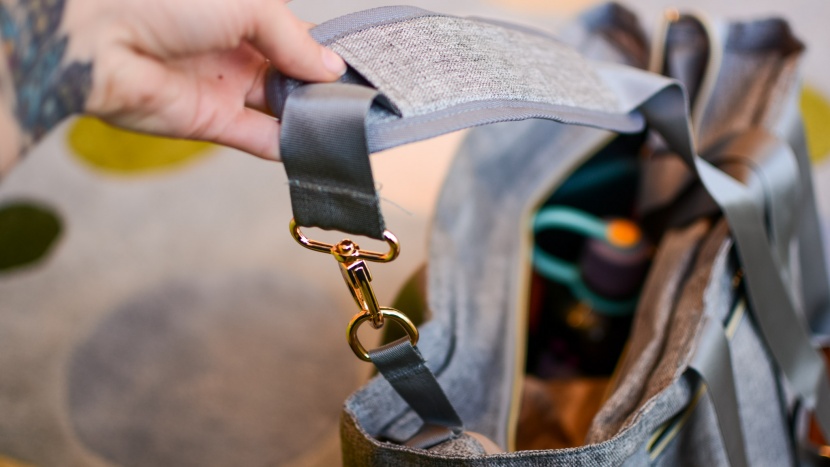 mommore breast pump bag - we like that you have the option to carry the bag with a crossbody...