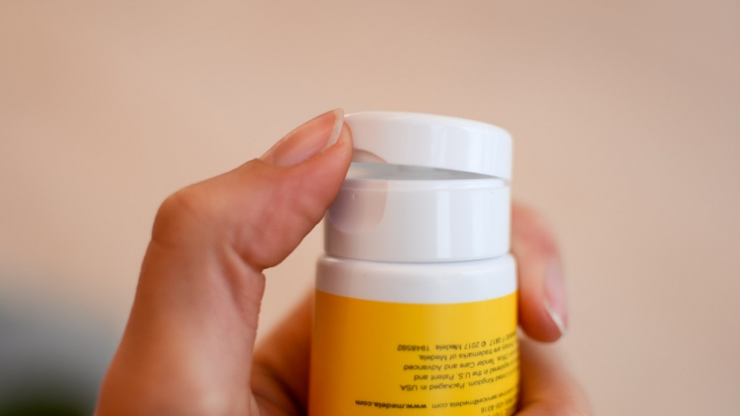 nipple cream - the flip cap of the medela tender care is easy to open with one hand.
