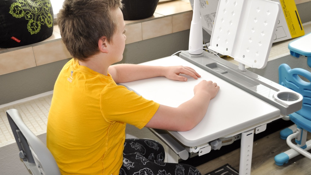 Best Desks for Kids: 12 Best-selling Kid Desks to Make Home