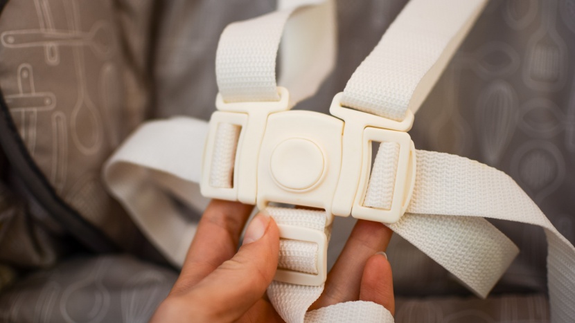 graco slim snacker high chair - the nest buckle style on the graco is more convoluted and takes more...