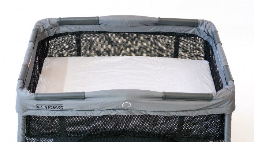flisko 2 in 1 travel crib - the flisko comes with a bassinet for younger infants.