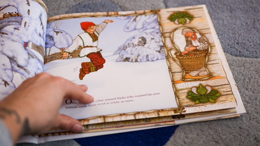 toddler books - look closely at each page&#039;s borders for clues to guess what will...