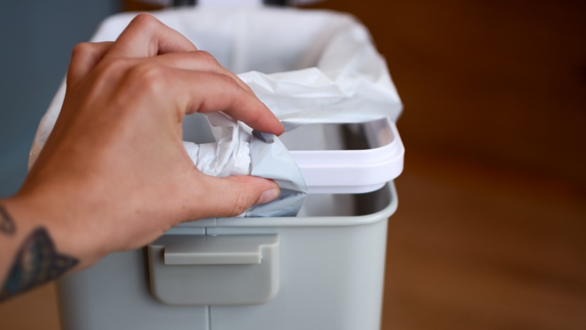 the skip hop nursery style has an inner plastic ring that holds bags...