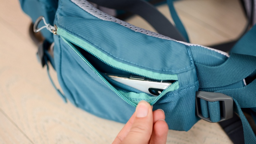 deuter kid comfort active sl - we like the larger waistband pocket on the active sl but we wish...