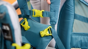 The shoulder straps of the child cockpit on the Active SL adjusts...