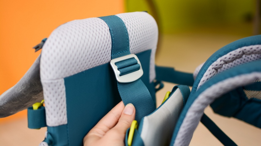 deuter kid comfort active sl - the child seat can be raised or lowered using the sliding buckle...