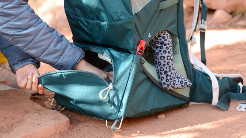 osprey poco lt - the large bottom pocket on the poco lt has a zipper that works...