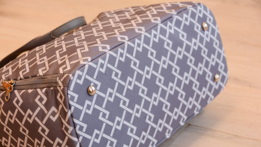 sarah wells lizzy - the lizzy has stylish metal feet designed to keep the bottom clean.