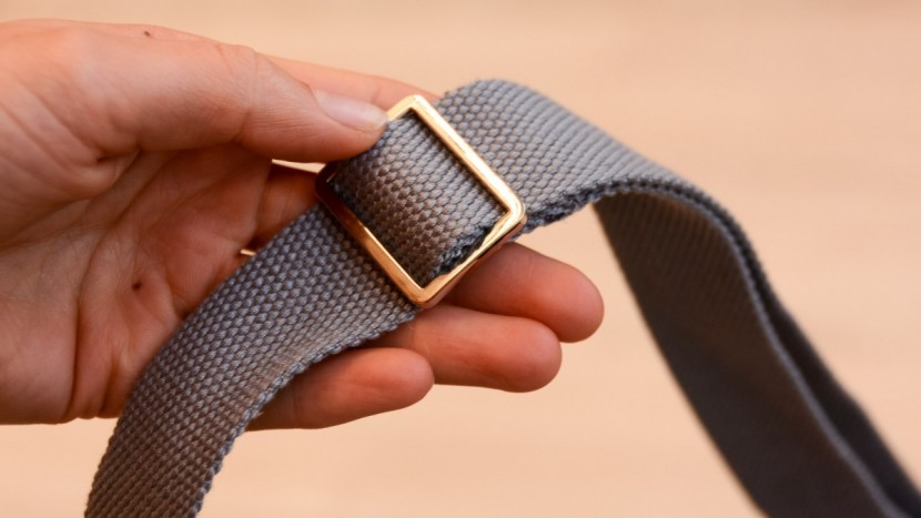the crossbody/shoulder strap on the lizzy could use some padding.