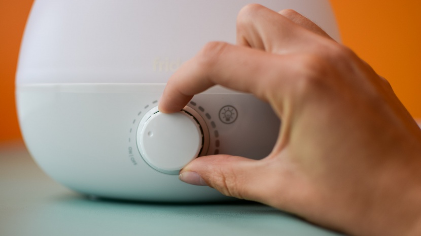 breathefrida - the frida has a single dial for humidity level control.