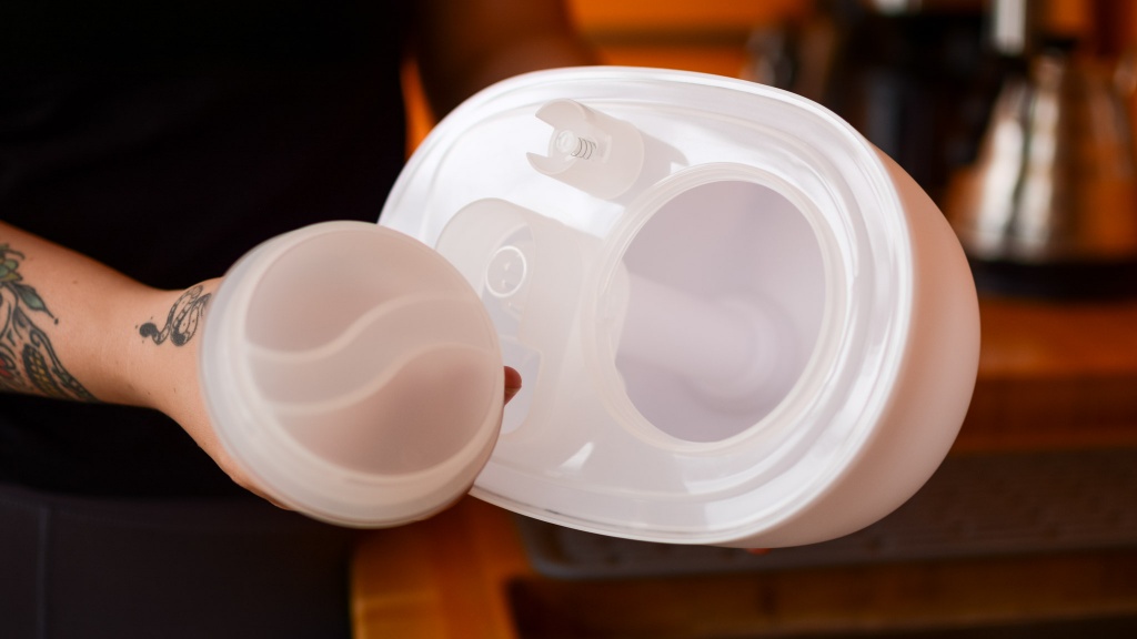 taotronics tt-ah038 - the tank on the taotronics is easy to open and super large making...