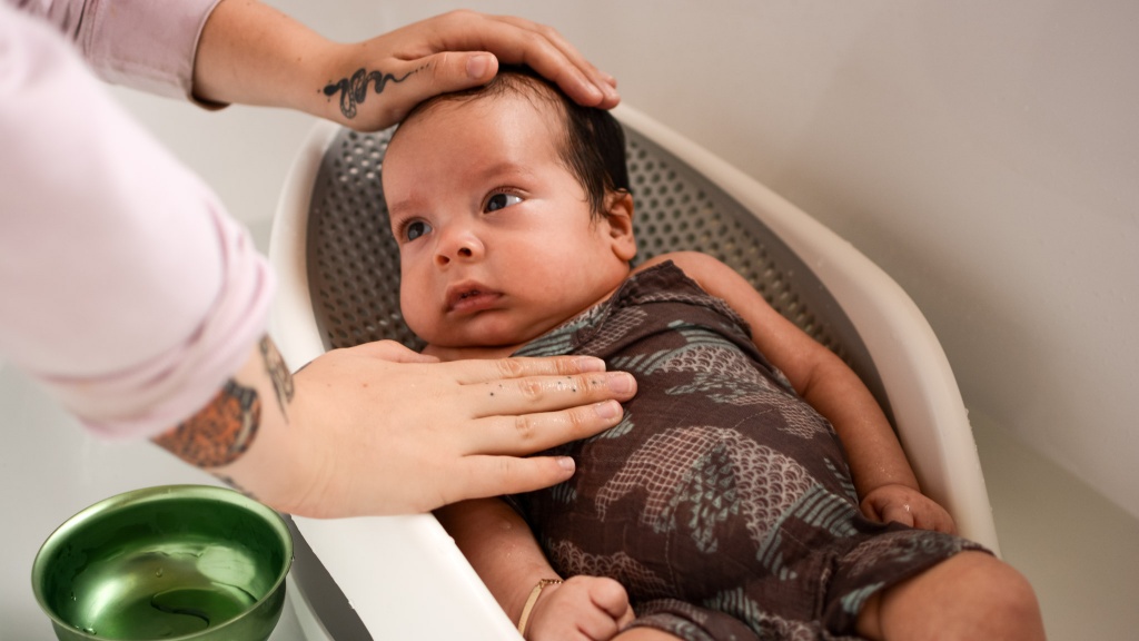 Baby Bath Tubs - The Safest & Most Comfortable