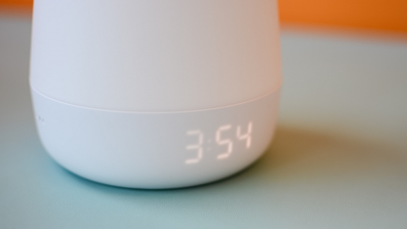 the hatch rest+ features a basic digital clock.