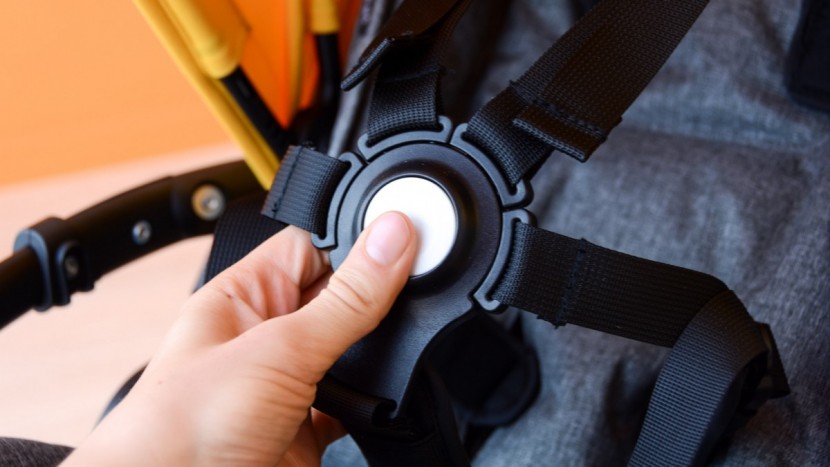 bugaboo bee5 - the harness on the bee5 is easy to use and the straps are smooth and...