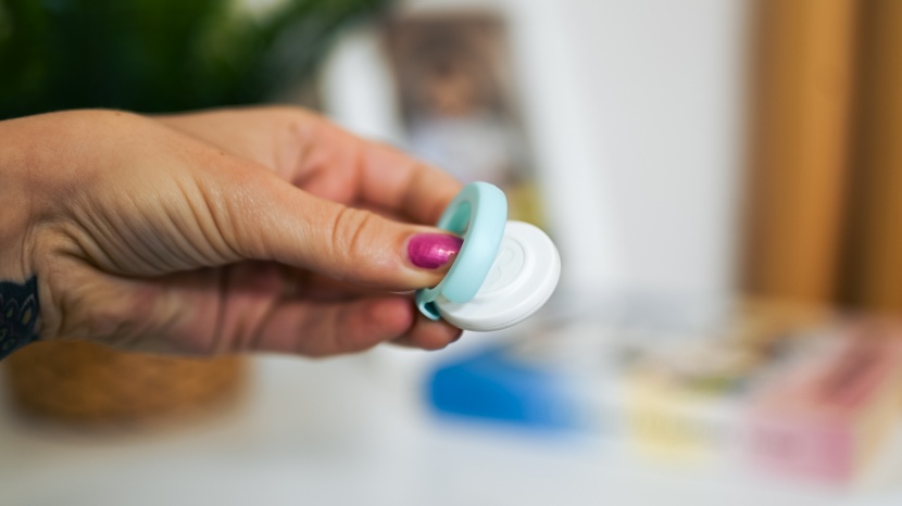 monbaby smart button v3 - the monbaby clips directly on your baby&#039;s clothing, putting it in...