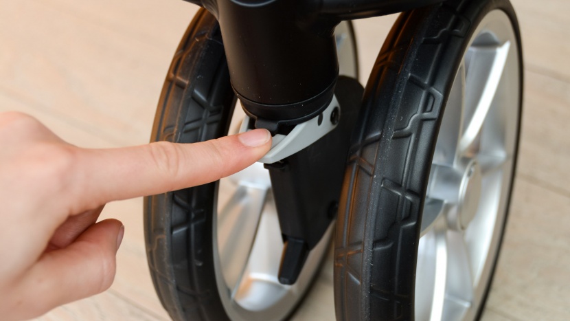 the city mini 2 front wheel can be locked in place to make it easier...