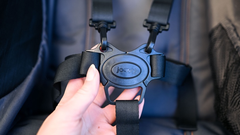 joovy zoom x2 double - the joovy has a 5-point harness with shoulder straps that clip into...