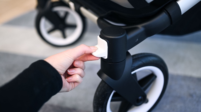 bugaboo donkey5 - the donkey&#039;s front wheels can lock in a forward position to prevent...
