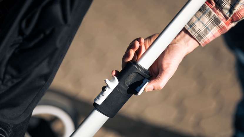 bugaboo donkey5 - the handlebar on the donkey is height adjustable by telescoping in...